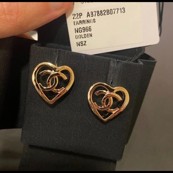 chanel 22p cc heart hoop earrings